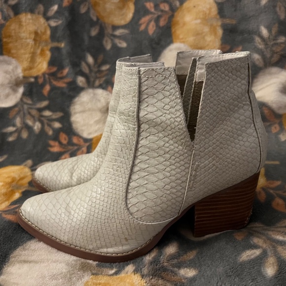 White ankle boots size 8.5 - Picture 4 of 4